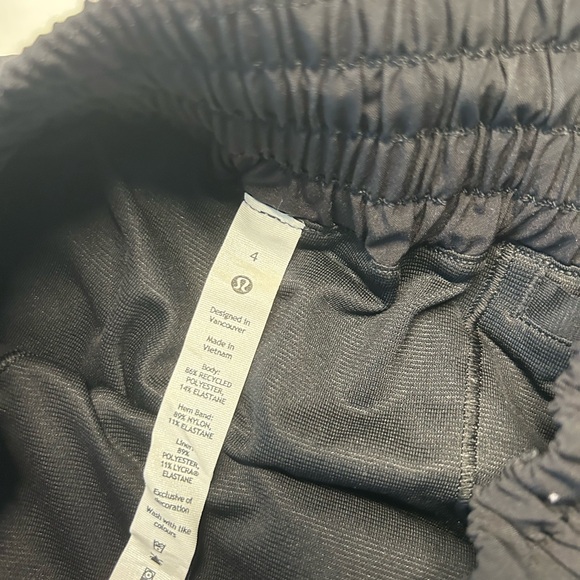 Hotty Hot High-Rise Lined Short 2.5” - Picture 3 of 3